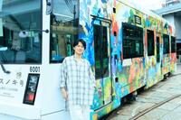 　９日より運行が始まったラッピング路面電車「クスノキ号」と福山雅治