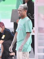 　くす玉割り競走で敗れ粉まみれになるＥＸＩＬＥ　ＴＨＥ　ＳＥＣＯＮＤのＥＸＩＬＥ　ＮＥＳＭＩＴＨ（撮影・開出牧）