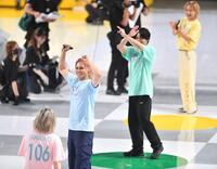 　サークル目隠しダンスで対決でガッツポーズを決めるＴＨＥ　ＲＡＭＰＡＧＥの龍（手前から２人目）＝撮影・開出牧