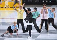 　イベントでＭＣを務める見取り図の盛山晋太郎（中央）＝撮影・開出牧