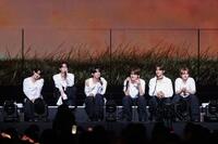 　初日本ツアーのステージでトークを繰り広げるＴＷＳの（左から）ＨＡＮＪＩＮ、ＳＨＩＮＹＵ、ＤＯＨＯＯＮ、ＪＩＨＯＯＮ、ＹＯＵＮＧＪＡＥ、ＫＹＵＮＧＭＩＮ　（Ｐ）＆（Ｃ）　ＰＬＥＤＩＳ　Ｅｎｔｅｒｔａｉｎｍｅｎｔ