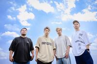 青空をバックに武尊（左から２人目）とシクラメン（提供写真）