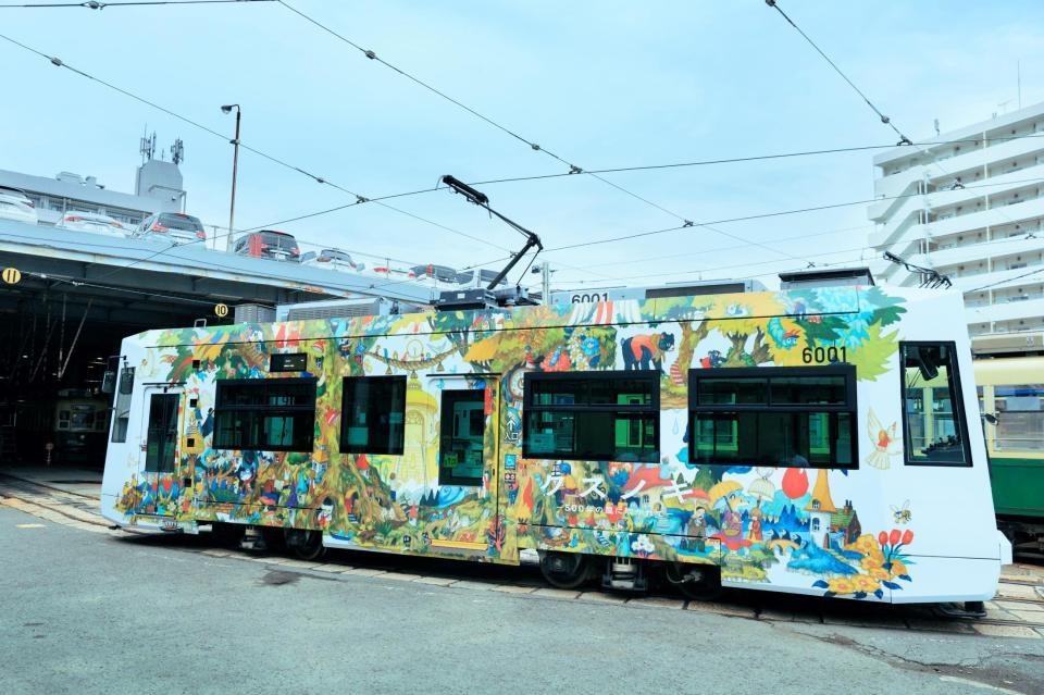 　９日より運行が始まったラッピング路面電車「クスノキ号」