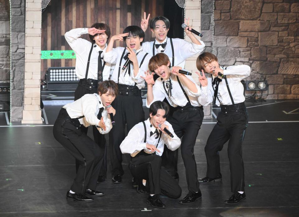 　初の全国ツアーで笑顔を見せるＡｍＢｉｔｉｏｕｓ（前列左から）浦陸斗、山中一輝、大内リオン、岡佑吏、（後列同）永岡蓮王、真弓孟之、井上一太（撮影・伊藤笙子）