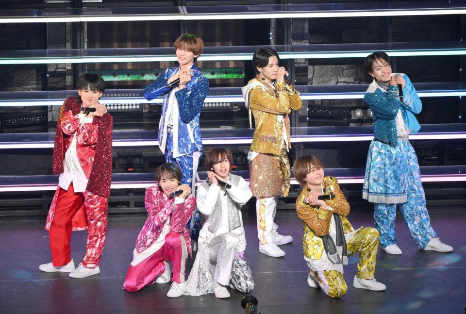 　初の全国ツアーで笑顔を見せるＡｍＢｉｔｉｏｕｓ（撮影・伊藤笙子）