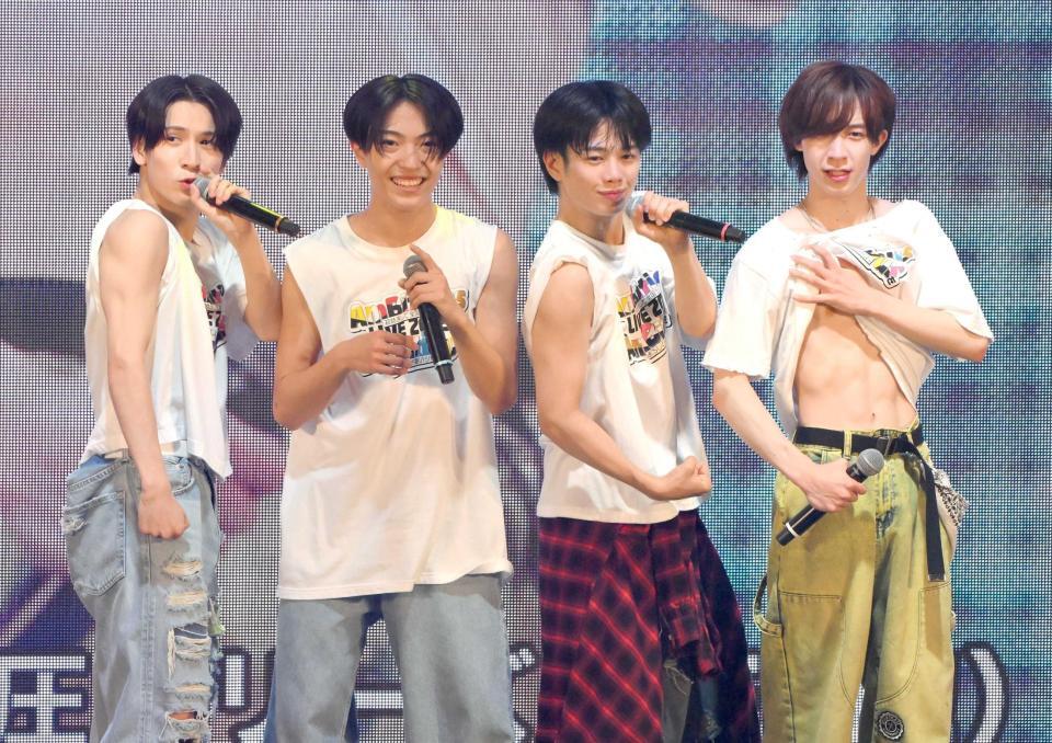 　筋肉を見せつける（左から）山中一輝、井上一太、真弓孟之、永岡蓮王（撮影・伊藤笙子）