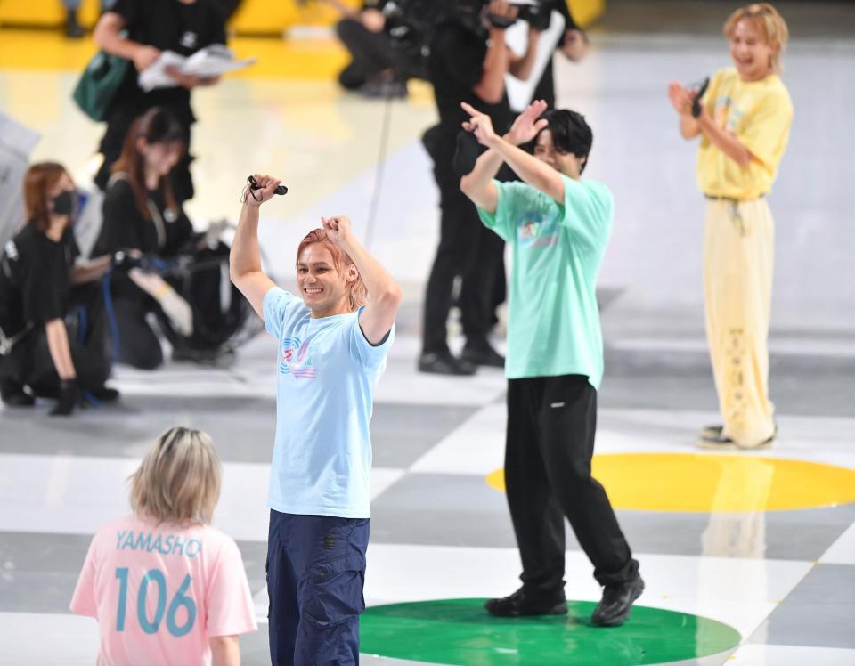 　サークル目隠しダンスで対決でガッツポーズを決めるＴＨＥ　ＲＡＭＰＡＧＥの龍（手前から２人目）＝撮影・開出牧