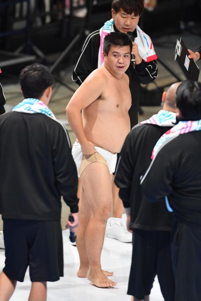 　選手入場でパンツになり会場を沸かせるアタック西本（撮影・開出牧）