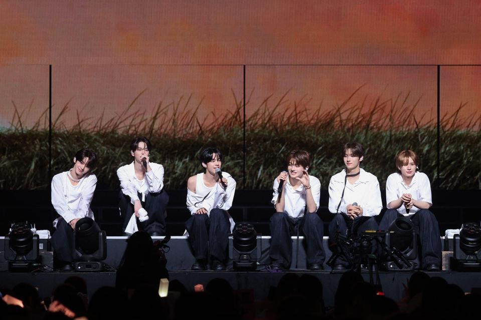 　初日本ツアーのステージでトークを繰り広げるＴＷＳの（左から）ＨＡＮＪＩＮ、ＳＨＩＮＹＵ、ＤＯＨＯＯＮ、ＪＩＨＯＯＮ、ＹＯＵＮＧＪＡＥ、ＫＹＵＮＧＭＩＮ　（Ｐ）＆（Ｃ）　ＰＬＥＤＩＳ　Ｅｎｔｅｒｔａｉｎｍｅｎｔ