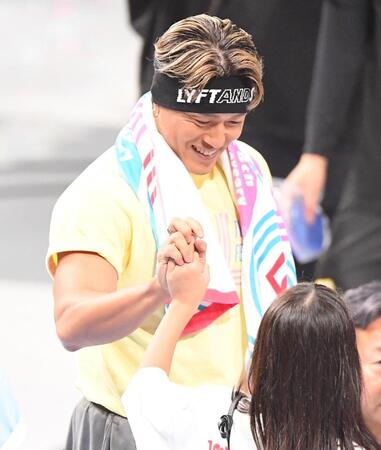 　イベントで熱烈なファンの手を握りしめるＧＥＮＥＲＡＴＩＯＮＳの中務裕太（撮影・開出牧）