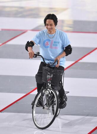 　自転車遅こぎ１５ｍ走で余裕のハンドリングを見せる＝ＥＸＩＬＥ　ＴＨＥ　ＳＥＣＯＮＤの橘ケンチ（撮影・開出牧）