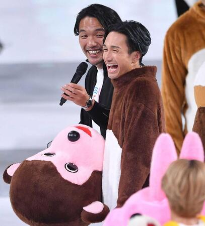 　着ぐるみジェスチャー対決で笑顔を見せるＥＸＩＬＥ・橘ケンチ。左奥は見取り図の盛山晋太郎（撮影・開出牧）