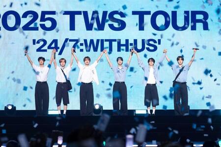 　初日本ツアーのステージに立つＴＷＳ　（ｐ）＆（ｃ）　ＰＬＥＤＩＳ　Ｅｎｔｅｒｔａｉｎｍｅｎｔ）