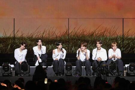 　初日本ツアーのステージでトークを繰り広げるＴＷＳ　（Ｐ）＆（Ｃ）　ＰＬＥＤＩＳ　Ｅｎｔｅｒｔａｉｎｍｅｎｔ