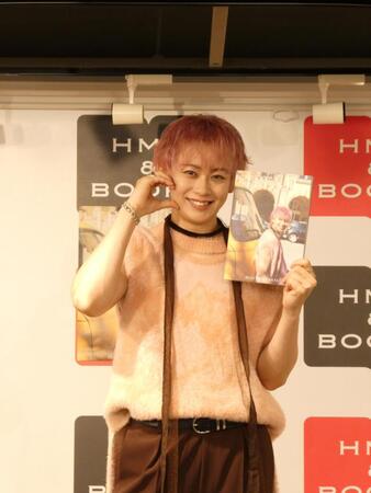 　笑顔で写真に応じるシューヤ