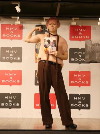 　筋肉を見せながら写真に応じるシューヤ