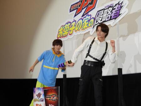 　知念英和（左）からバトンを受け取った今井竜太郎