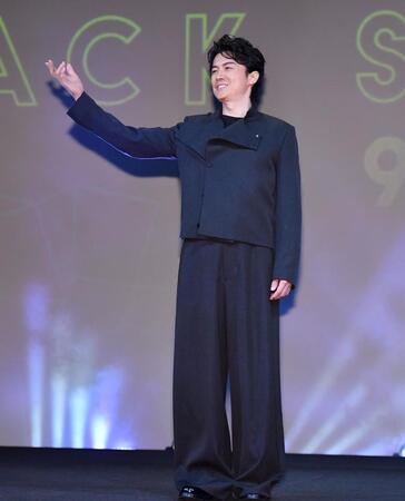 　マジックのような演出で登場し、ポーズを決める福山雅治（撮影・開出牧）