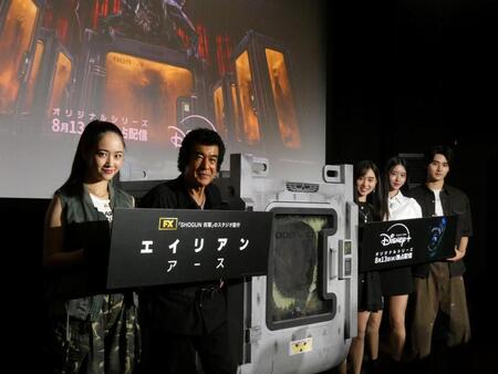 　写真に応じる（左から）天翔愛、藤岡弘、藤岡舞衣、天翔天音、藤岡真威人