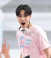 　サークル目隠しダンス対決で見事にサークルに入り驚きの表情を見せるＦＡＮＴＡＳＴＩＣＳの堀夏喜（撮影・開出牧）