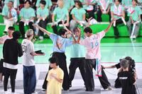 　ポージングだるまさんがころんだ対決でＥＸＩＬＥのポーズを決める（左から）レインボーの池田直人、ＴＨＥ　ＲＡＭＰＡＧＥの与那嶺瑠唯、ＴＨＥ　ＲＡＭＰＡＧＥの武知海青（撮影・開出牧）