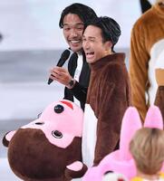 　着ぐるみジェスチャー対決で笑顔を見せるＥＸＩＬＥ・橘ケンチ。左奥は見取り図の盛山晋太郎（撮影・開出牧）