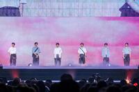 　初の日本ツアーのステージに立つＴＷＳ　（Ｐ）＆（Ｃ）　ＰＬＥＤＩＳ　Ｅｎｔｅｒｔａｉｎｍｅｎｔ