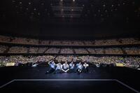 　ファンとともに写真撮影するＴＷＳ　（Ｐ）＆（Ｃ）　ＰＬＥＤＩＳ　Ｅｎｔｅｒｔａｉｎｍｅｎｔ