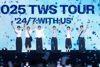 　初日本ツアーのステージに立つＴＷＳ　（ｐ）＆（ｃ）　ＰＬＥＤＩＳ　Ｅｎｔｅｒｔａｉｎｍｅｎｔ）