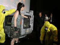 　巨大なエイリアン収納ユニットを見つめる（手前の）天翔愛、（奧の）藤岡弘