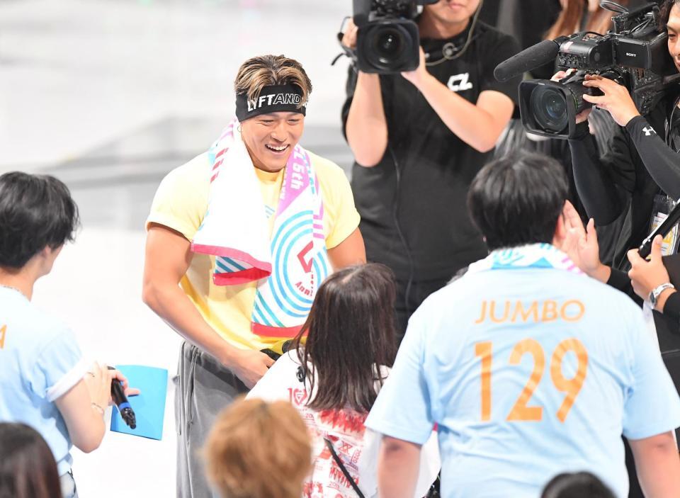 　イベントでファンと交流するＧＥＮＥＲＡＴＩＯＮＳの中務裕太（撮影・開出牧）