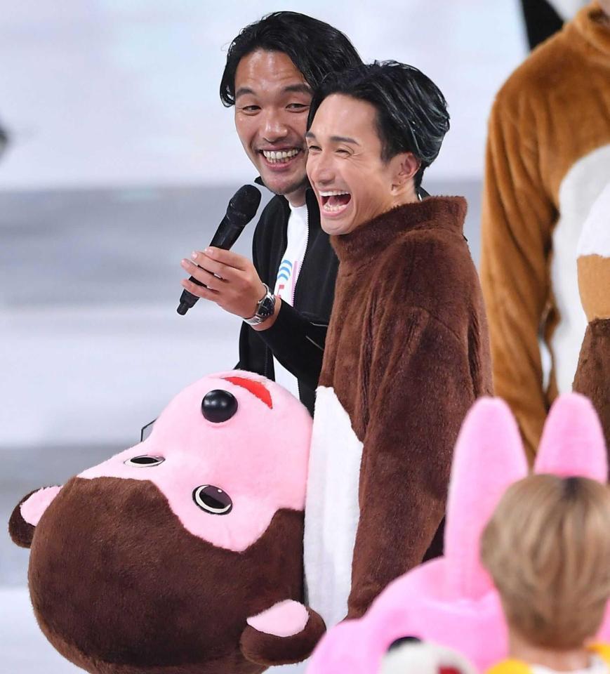 　着ぐるみジェスチャー対決で笑顔を見せるＥＸＩＬＥ・橘ケンチ。左奥は見取り図の盛山晋太郎（撮影・開出牧）