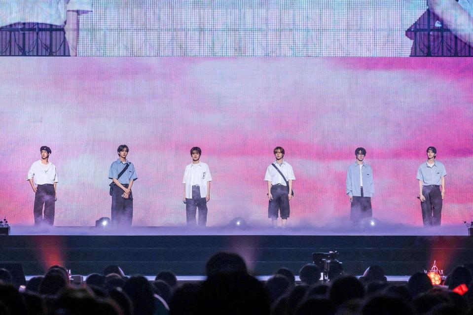 　初の日本ツアーのステージに立つＴＷＳ　（Ｐ）＆（Ｃ）　ＰＬＥＤＩＳ　Ｅｎｔｅｒｔａｉｎｍｅｎｔ