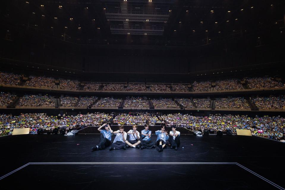 　ファンとともに写真撮影するＴＷＳ　（Ｐ）＆（Ｃ）　ＰＬＥＤＩＳ　Ｅｎｔｅｒｔａｉｎｍｅｎｔ