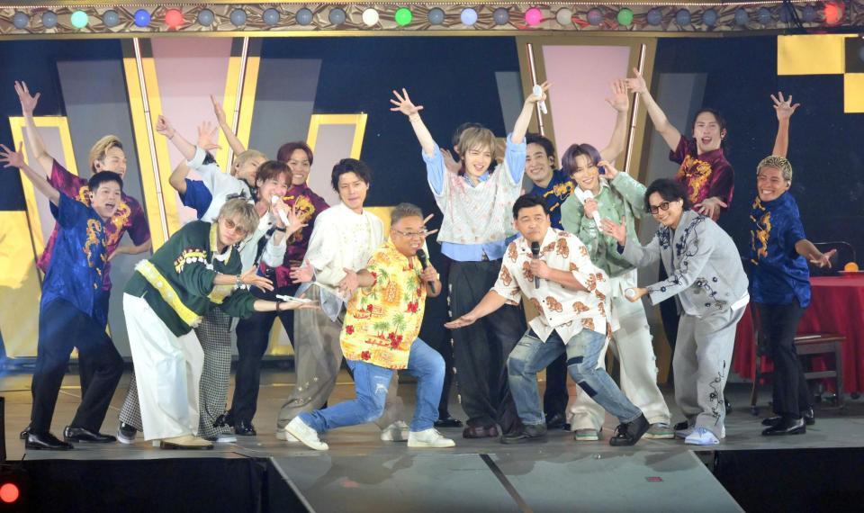 　サプライズ登場したサンドウィッチマンとともに「お疲れ様です！ｆｅａｔ．サンドウィッチマン」を披露するＫｉｓ-Ｍｙ-Ｆｔ２（撮影・伊藤笙子）