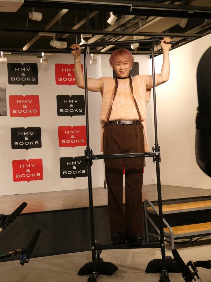 　懸垂を行うシューヤ