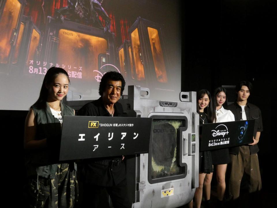 　写真に応じる（左から）天翔愛、藤岡弘、藤岡舞衣、天翔天音、藤岡真威人