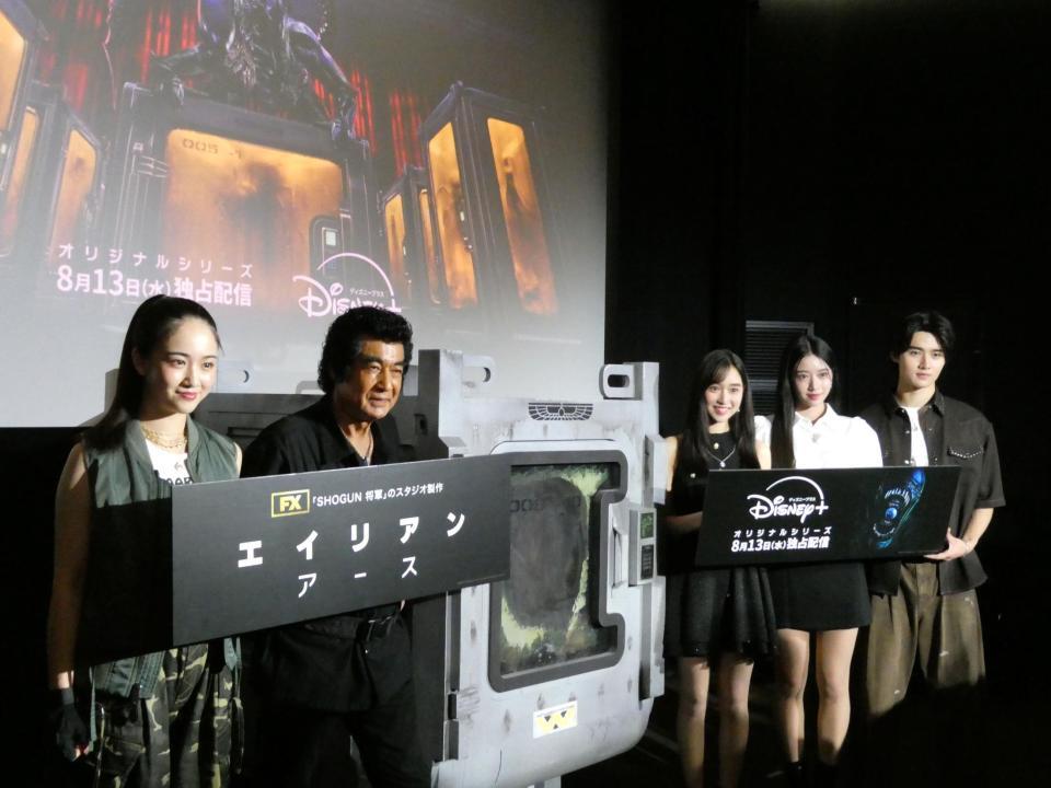 　写真に応じる（左から）天翔愛、藤岡弘、藤岡舞衣、天翔天音、藤岡真威人