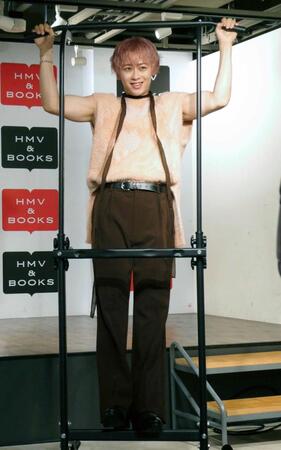 　懸垂を行うシューヤ