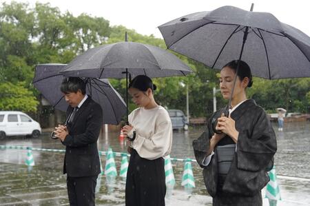 　長崎・平和祈念像に手を合わせる（左から）石川慶監督、広瀬すず、吉田羊©２０２５　Ａ　Ｐａｌｅ　Ｖｉｅｗ　ｏｆ　Ｈｉｌｌｓ　Ｆｉｌｍ　Ｐａｒｔｎｅｒｓ