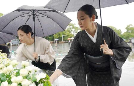 　献花する（左から）広瀬すず、吉田羊（Ｃ）２０２５　Ａ　Ｐａｌｅ　Ｖｉｅｗ　ｏｆ　Ｈｉｌｌｓ　Ｆｉｌｍ　Ｐａｒｔｎｅｒｓ