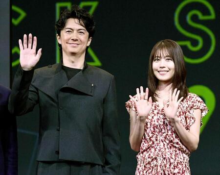 　手を振る福山雅治（左）と有村架純（撮影・開出牧）