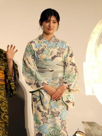 　写真に応じる吉川愛