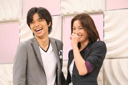 　結婚会見で幸せいっぱいの笑顔を見せる井ノ原快彦と瀬戸朝香＝２００７年