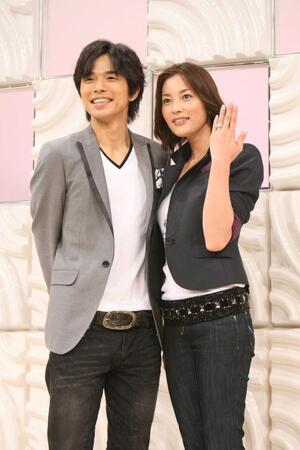 　結婚会見をしたＶ６・井ノ原快彦と瀬戸朝香＝２００７年