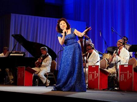 　原信夫とシャープス＆フラッツをバックに歌う阿川泰子