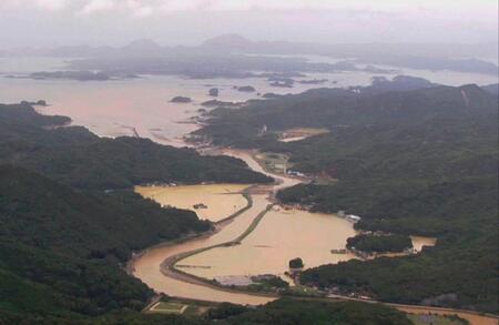 　大雨で冠水した熊本県上天草市の倉江川周辺（国交省九州地方整備局提供）