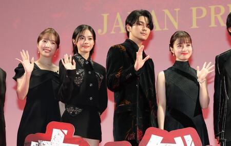 　ジャパンプレミアで手を振る（左から）本田真凜、安斉星来、眞栄田郷敦、橋本環奈（撮影・西岡正）