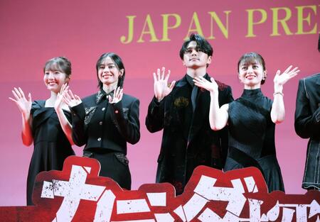 　ジャパンプレミアで手を振る（左から）本田真凜、安斉星来、眞栄田郷敦、橋本環奈（撮影・西岡正）