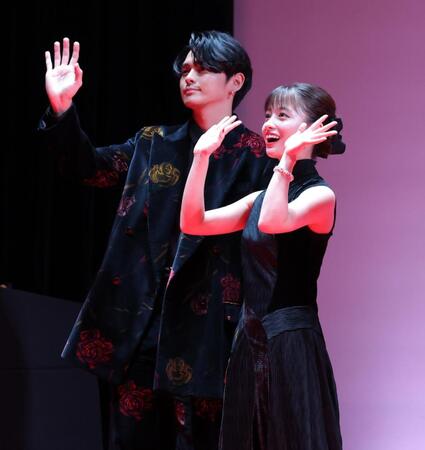 　眞栄田郷敦（左）と並んで客席に手を振る橋本環奈（撮影・西岡正）
